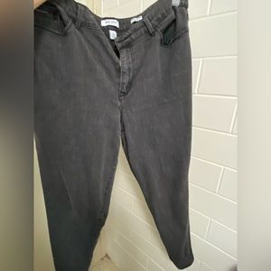 This Nine West pair of jeans fits comfortably on the waist.